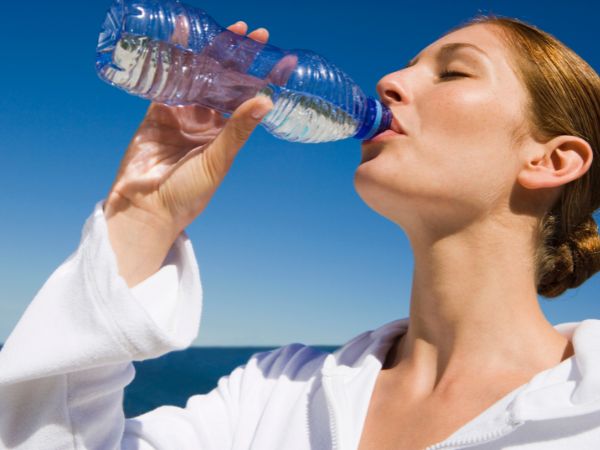 Dobroczynny wpływ na zdrowie płynący z wody butelkowanej: Wszystko, co musisz wiedzieć