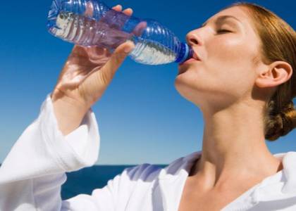 Dobroczynny wpływ na zdrowie płynący z wody butelkowanej: Wszystko, co musisz wiedzieć